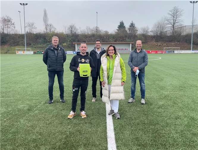 Bei der Übergabe des Defibrillators.Foto: privat
