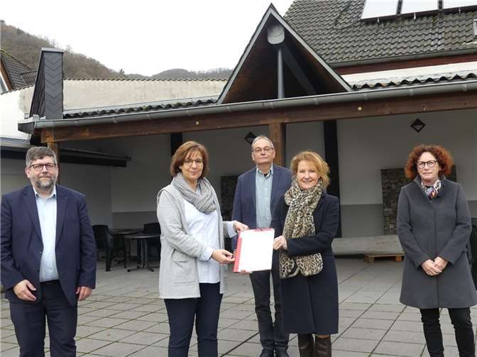 Staatssekretärin Heike Raab übergab einen 10.000-Euro Förderbescheid Bei der Übergabe des Förderbescheides durch Heike Raab waren die Vertreterinnen des Calmont-Lädchens, Gisela Heib und Simone Schläger, sowie OB Hermann Oster und BM Wolfgang Lambertz anwesend.Foto:TE