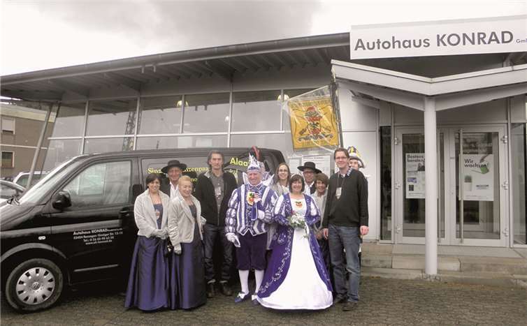 Bei der Übergabe des Kleinbusses: das Prinzenpaar mit Hofstaat und Erik Fuchs (Mitte) sowie Frank Dresen (re.). privat