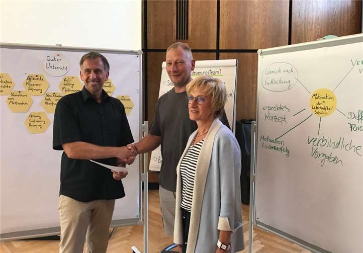 Bei der Übergabe des Kooperationsvertrages: v.li.. Herr Müller - EfWI, Herr Dobbertin - Schulleiter der Realschule plus Auf der Karthause und Frau Haunschild - Pädagogische Koordinatorin.Quelle: RS Plus auf der Karthause