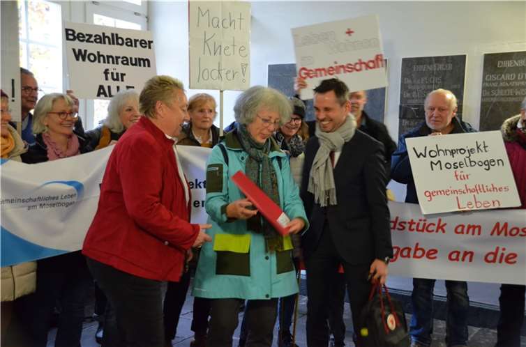 Bei der Übergabe des Offenen Briefes an Oberbürgermeister Langner und Bürgermeisterin Mohrs. Foto: privat