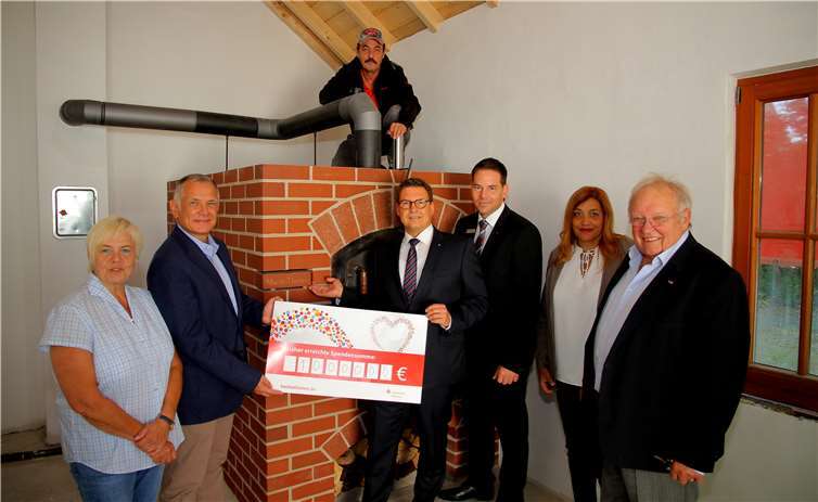 Bei der Übergabe des Schecks dabei waren: Ehepaar Dr. Raffel, Mathias Nester, Frank Castor, Evi Schneider-Avent, Hans-Jürgen Hoffmann, Achim Stadtmüller (hinten).Foto: privat