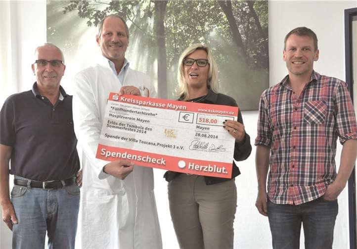 Bei der Übergabe des Schecks (v.l.) Geschäftsführer Walter Klaes, Vorsitzender Dr. Michael Masberg, Leiterin der Villa Toscana, Ellen Schäfer, und Hospiz-Fachkraft Guido Adams. BS