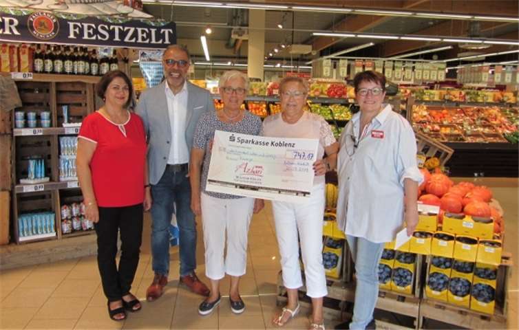 Bei der Übergabe des Spendenschecks an den Seniorentreff „Häusje“. privat