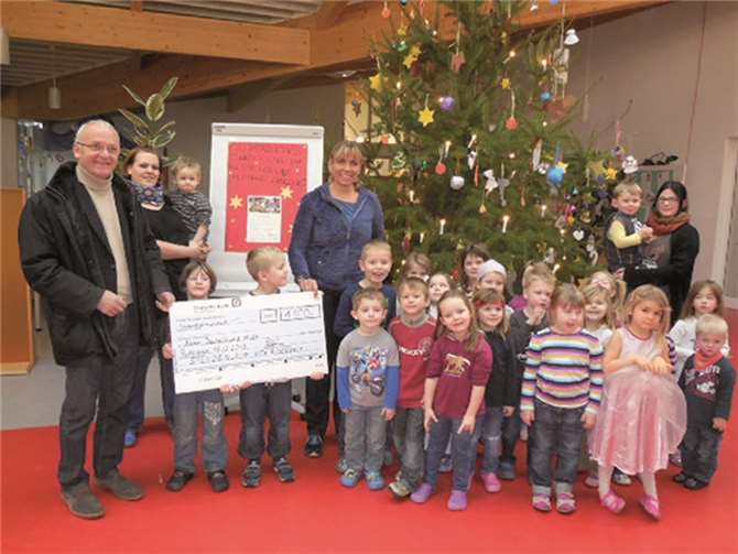 Bei der Übergabe des Spendenschecks gab es für alle Grund zur Freude, denn das Geld wird bei den Aufbauarbeiten auf den Philippinen dringend benötigt.privat