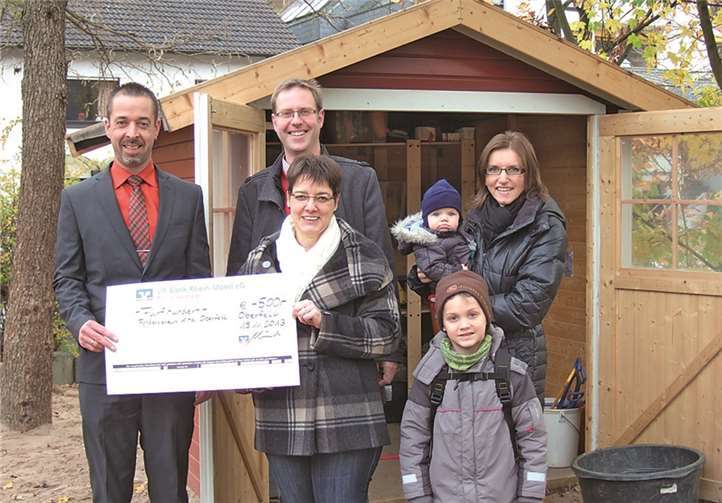 Bei der Übergabe des Spendenschecks hatten alle Beteiligten gut lachen.privat