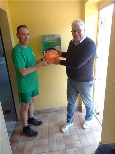 Bei der Übergabe des neuen Defibrillators. Quelle: FSV 1912 Dieblich