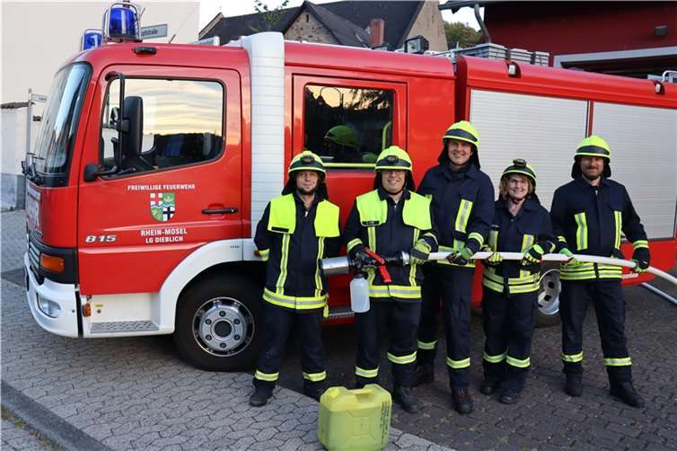 Bei der Übergabe des neuen Multifunktionsstrahlrohrs. Quelle: Freiwillige Feuerwehr Dieblich