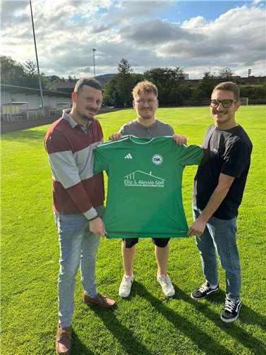 Bei der Übergabe des neuen Trikots. Quelle: DJK Kruft/Kretz