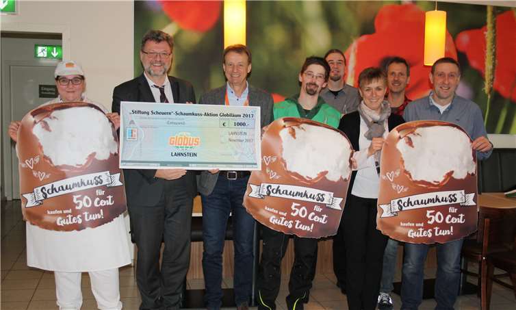 Bei der Übergabe des symbolischen Schecks über 1.000 Euro.privat