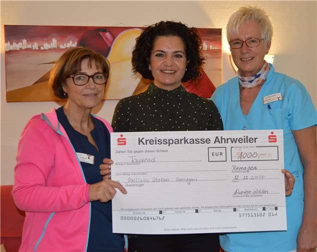 Bei der Übergabe des symbolischen Schecks über 1.000 Euro: v.li. v.l. Martina Steffens, Gülden Kumtepe und Regina Ruhs.AB