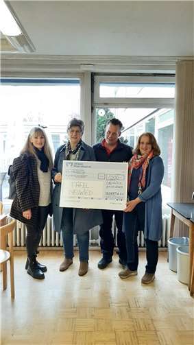 Bei der Übergabe des symbolischen Schecks über 1500 Euro. Foto: privat
