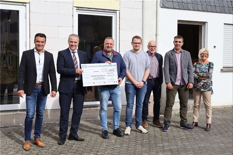 Bei der Übergabe des symbolischen Schecks.Foto: Melanie Michels