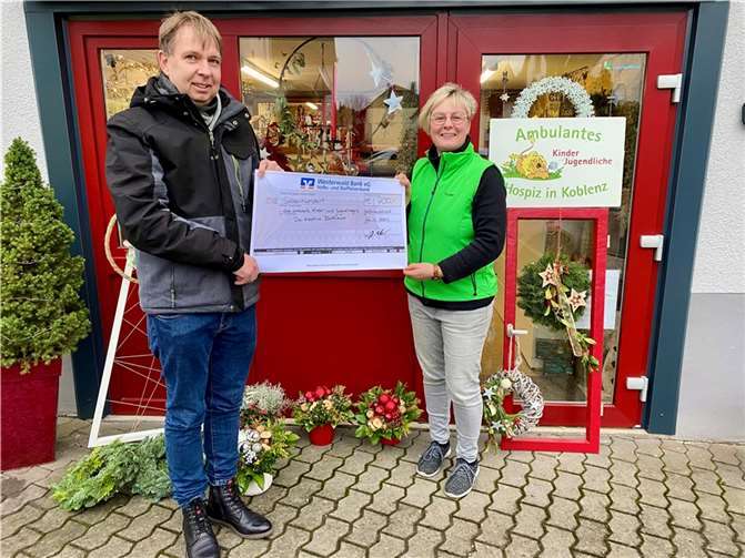Bei der Übergabe des symbolischen Spendenschecks: Dirk Griesel, Ambuantes Kinder- und Jugendhospiz Koblenz und Yvonne Weber, Inhaberin „Die kreative Blattlaus“, Großmaischeid.Foto: privat