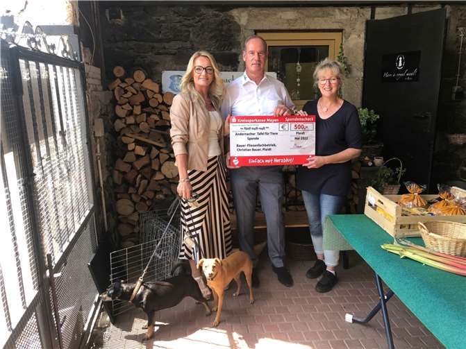 Bei der Übergabe des symbolischen Spendenschecks. Foto: privat