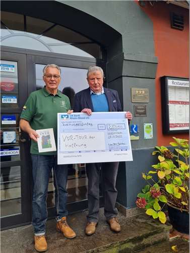 Bei der Übergabe des symbolischen Spendenschecks. Foto: privat