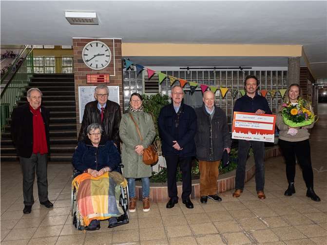 Bei der Übergabe des symbolischen Spendenschecks. Foto: Hermann Schaefer
