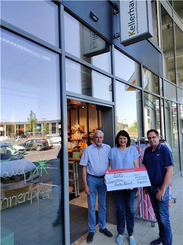Bei der Übergabe des symbolischen Spendenschecks. Foto: Jugend- und Kulturzentrum „Zweite Heimat“/ChristianHeller