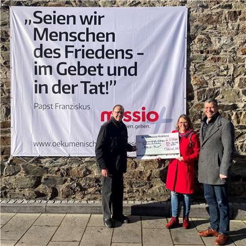 Bei der Übergabe des symbolischen Spendenschecks. Foto: privat
