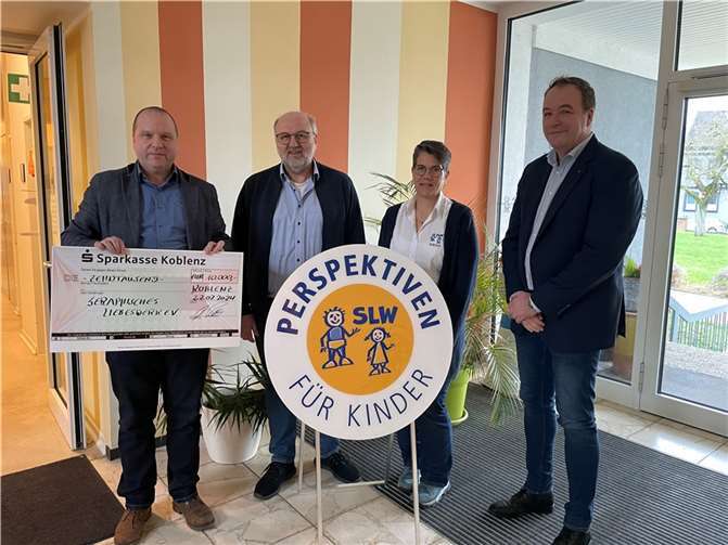 Bei der Übergabe des symbolischen Spendenschecks. Foto: privat