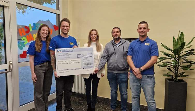 Bei der Übergabe des symbolischen Spendenschecks. Foto: privat