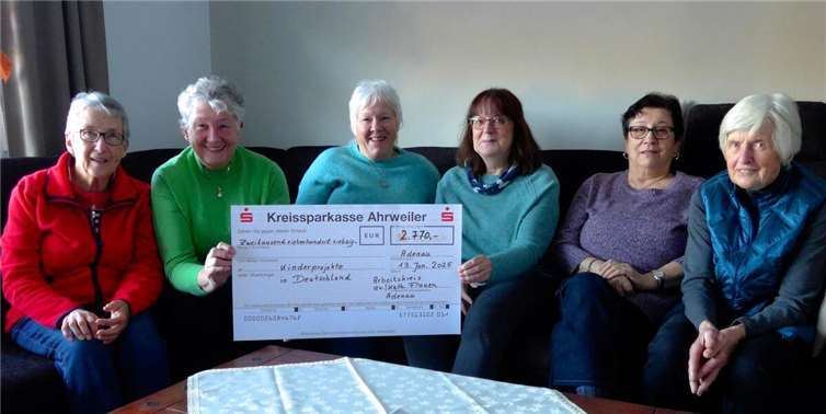 Bei der Übergabe des symbolischen Spendenschecks. Foto: privat