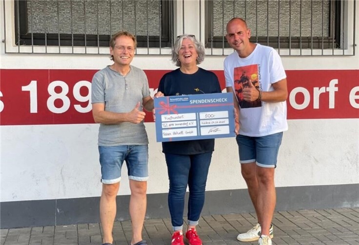 Bei der Übergabe des symbolischen Spendenschecks. Foto: privat
