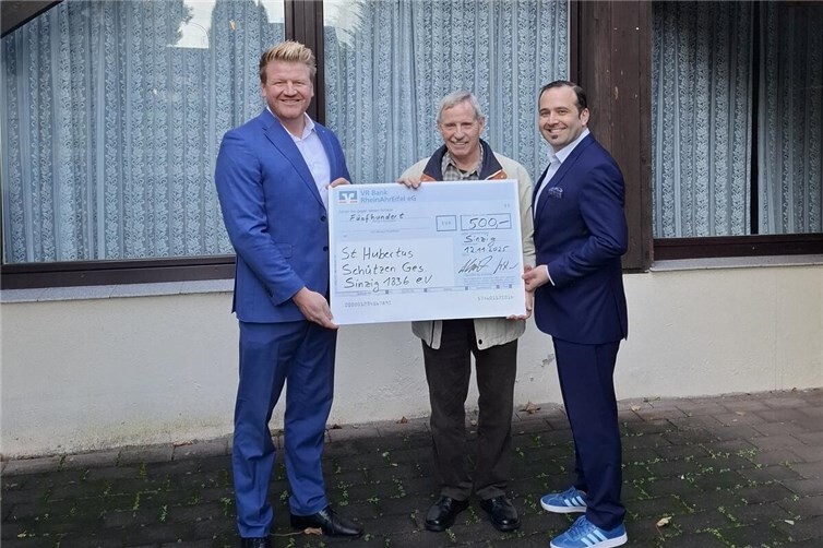 Bei der Übergabe des symbolischen Spendenschecks. Foto: VR Bank RheinAhrEifel eG