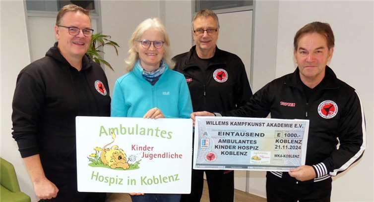 Bei der Übergabe des symbolischen Spendenschecks. Foto: WKA Koblenz