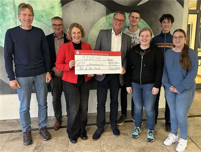 Bei der Übergabe des symbolischen Spendenschecks. Fotos: privat