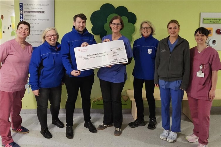 Bei der Übergabe des symbolischen Spendenschecks. Fotos: privat