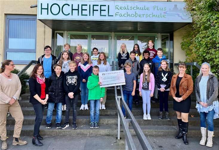 Bei der Übergabe des symbolischen Spendenschecks. Quelle: Hocheifelschule