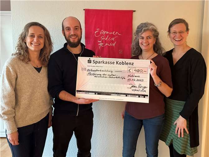 Bei der Übergabe des symbolischen Spendenschecks. Quelle: Förderung der außerklinischen Geburtshilfe Koblenz e.V.