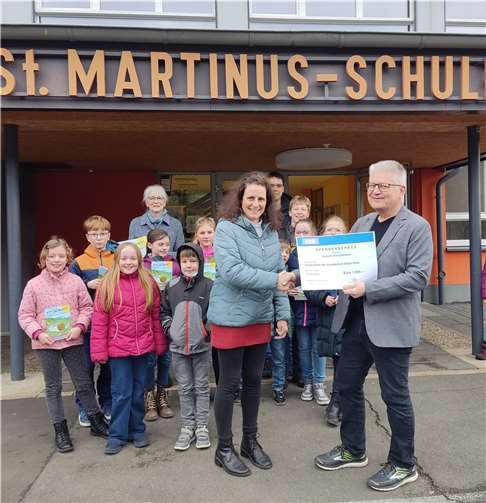 Bei der Übergabe des symbolischen Spendenschecks. Quelle: Förderverein Calmont-Region e.V.