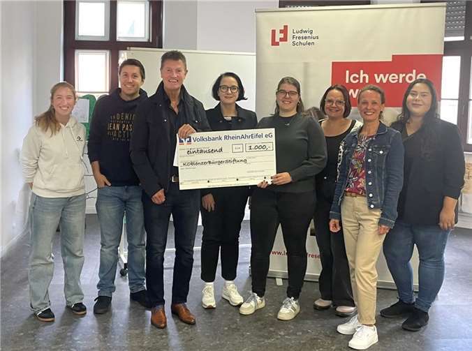 Bei der Übergabe des symbolischen Spendenschecks. Quelle: KoblenzerBürgerStiftung