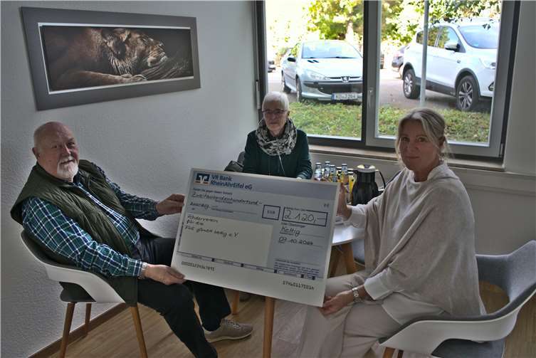 Bei der Übergabe des symbolischen Spendenschecks. Quelle: Förder- und Wohnstätten gGmbH