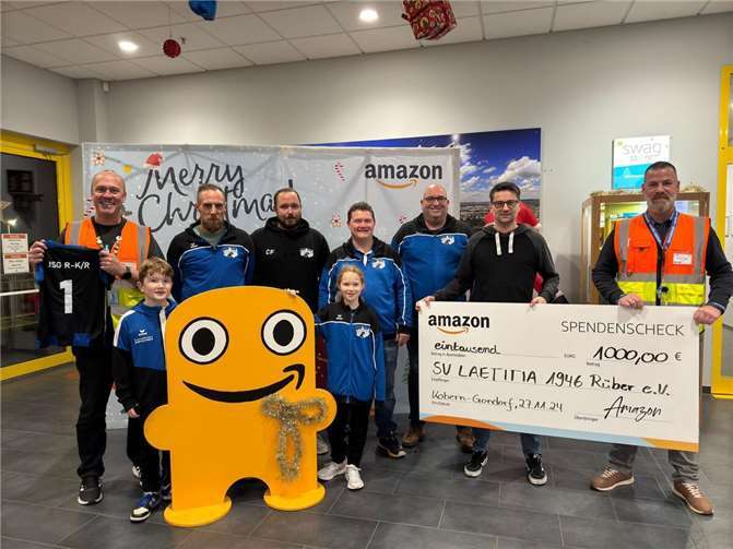 Bei der Übergabe des symbolischen Spendenschecks. Quelle: SV Rüber