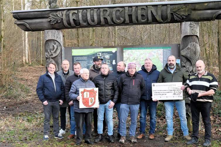 Bei der Übergabe des symbolischen Spendenschecks am „Flürchen“. Foto: privat