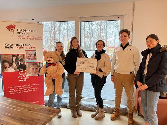 Bei der Übergabe des symbolischen Spendenschecks über 1.300 Euro. Foto: Dörthe Berresheim