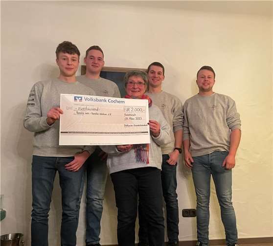 Bei der Übergabe des symbolischen Spendenschecks über 2000 Euro. Quelle: Bobbycar-Freunde Kalenborn