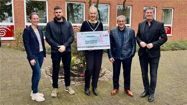 Bei der Übergabe des symbolischen Spendenschecks über 2000 Euro. Quelle: KoblenzerBürgerStiftung