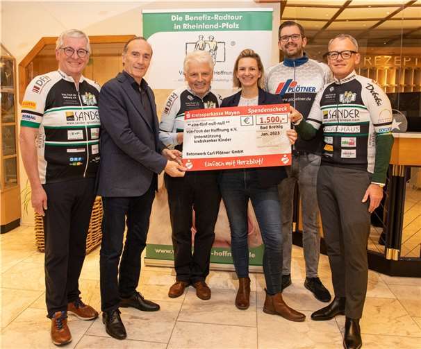 Bei der Übergabe des symbolischen Spendenschecks: v.li. Hans-Josef Bracht, Eberhard Ginger, Wolfgang Schmidgen, Mirjam Plötner-Wall, Oliver Plötner, Bernhard Sommer. Foto: privat