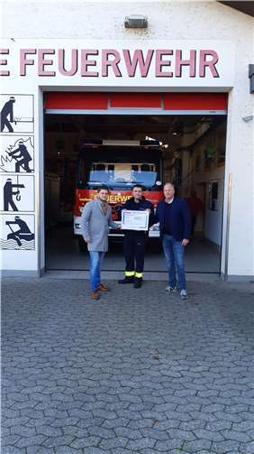 Bei der Übergabe des symbolischen Spendenschecks.Foto: privat