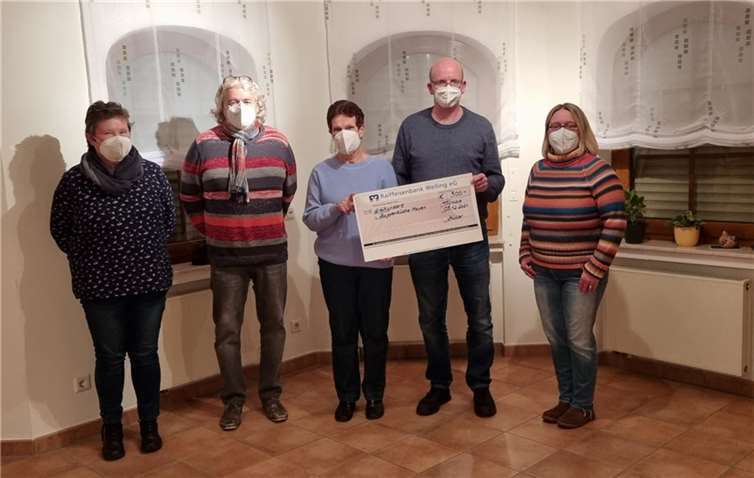 Bei der Übergabe des symbolischen Spendenschecks.Foto: privat