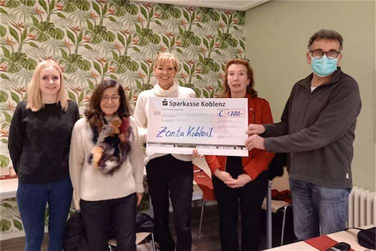 Bei der Übergabe des symbolischen Spendenschecks.Quelle: Zonta Club Koblenz I