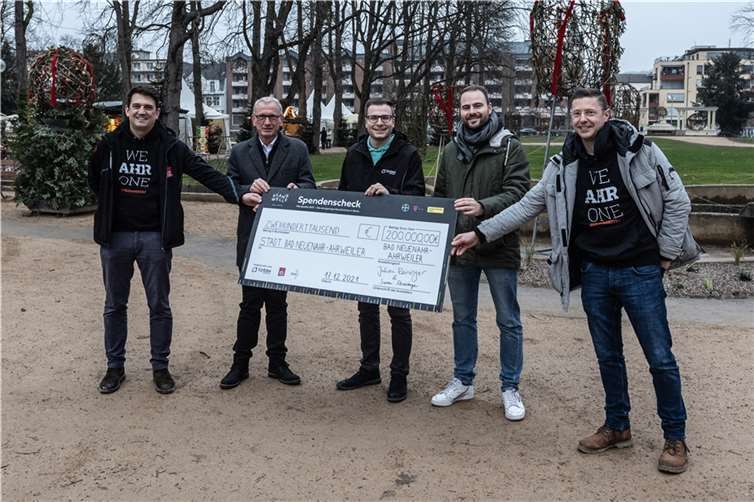 Bei der Übergabe des symbolischen Spendenschecks.Quelle: fünfdrei eventagentur