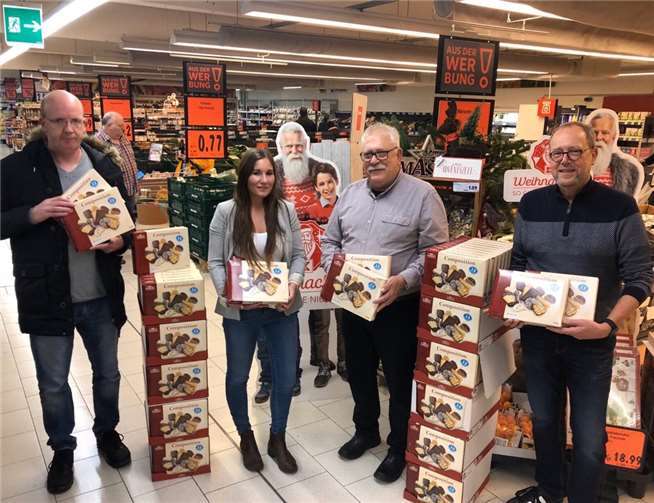 Bei der Übergabe die Mitglieder im Vorstand des Vereins soziale Nächstenhilfe mit der Hausleiterin (von linksnach rechts) Franz Käs (Beisitzer), Hausleitung Kathrin Seibert, Arne Dybionka (stv. Vorsitzender), Helmut Sondermann (Vorsitzender).Foto: privat