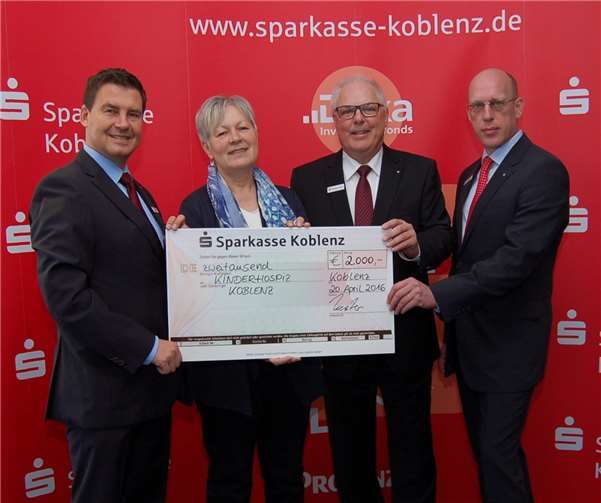 Bei der Übergabe freuten sich (von links): Sparkassenchef Matthias Nester, Gisela Textor, Geschäftsführerin des Hospizvereins, Wolfgang Gräsche, Personalratsvorsitzender der Sparkasse, sowie Ralph Buschle, Leiter der Immobilienvermittlung der Sparkasse Koblenz.privat