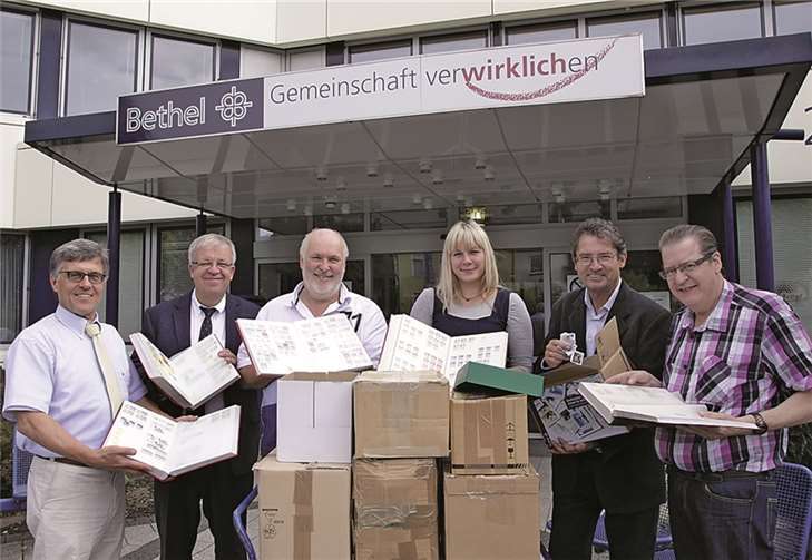 Bei der Übergabe in Bethel Wolfgang Kroeger (li.), Fanny Merting (4.v.li.), Detlef Schäfer (3. v.li.) und Johannes Büchel (r.) sowie Pastor Ulrich Pohl (2. v.li.) und Hans Werner Mohrmann (2. v.r.). Elbracht