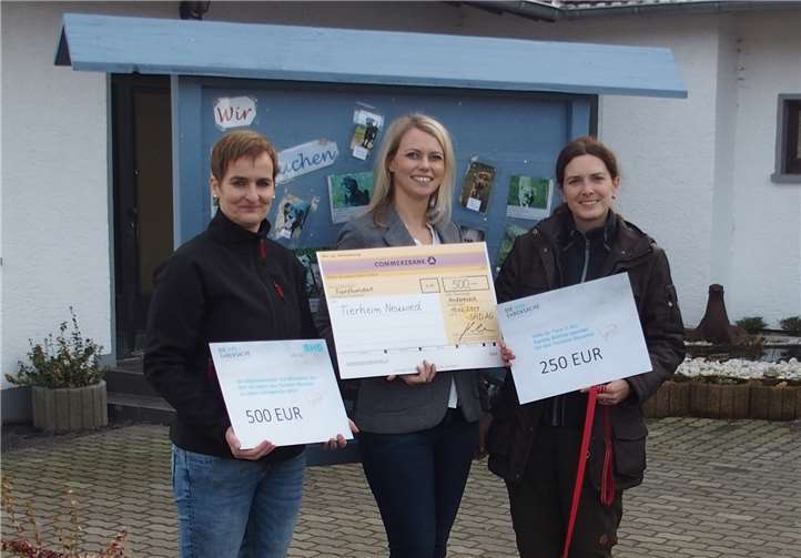 Tierheim Neuwied erhält Spende Bei der Übergabe in Neuwied (v.l.): Cornelia Schmidt-Regener, SHD Kreative Planungs-Systeme GmbH, Susanne Scheuermann, SHD Holding GmbH, Sabrina Steger, Erste Vorsitzende des Tierschutzvereins.Foto: privat